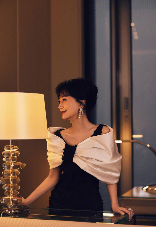 赵雅芝妆容精致冻龄有方。