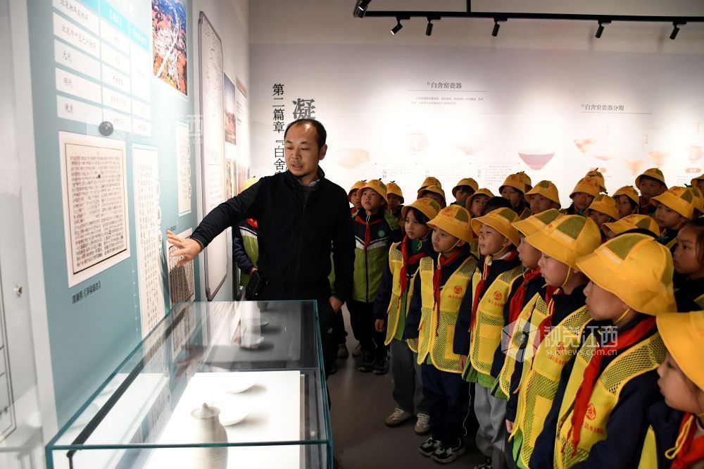 2025年12月9日,江西省抚州市南丰县妇联组织开展的“乐育桔娃·非遗润童心”公益研学活动走进白舍窑工坊,让学生们近距离感受千年古窑艺术带来的独特魅力。