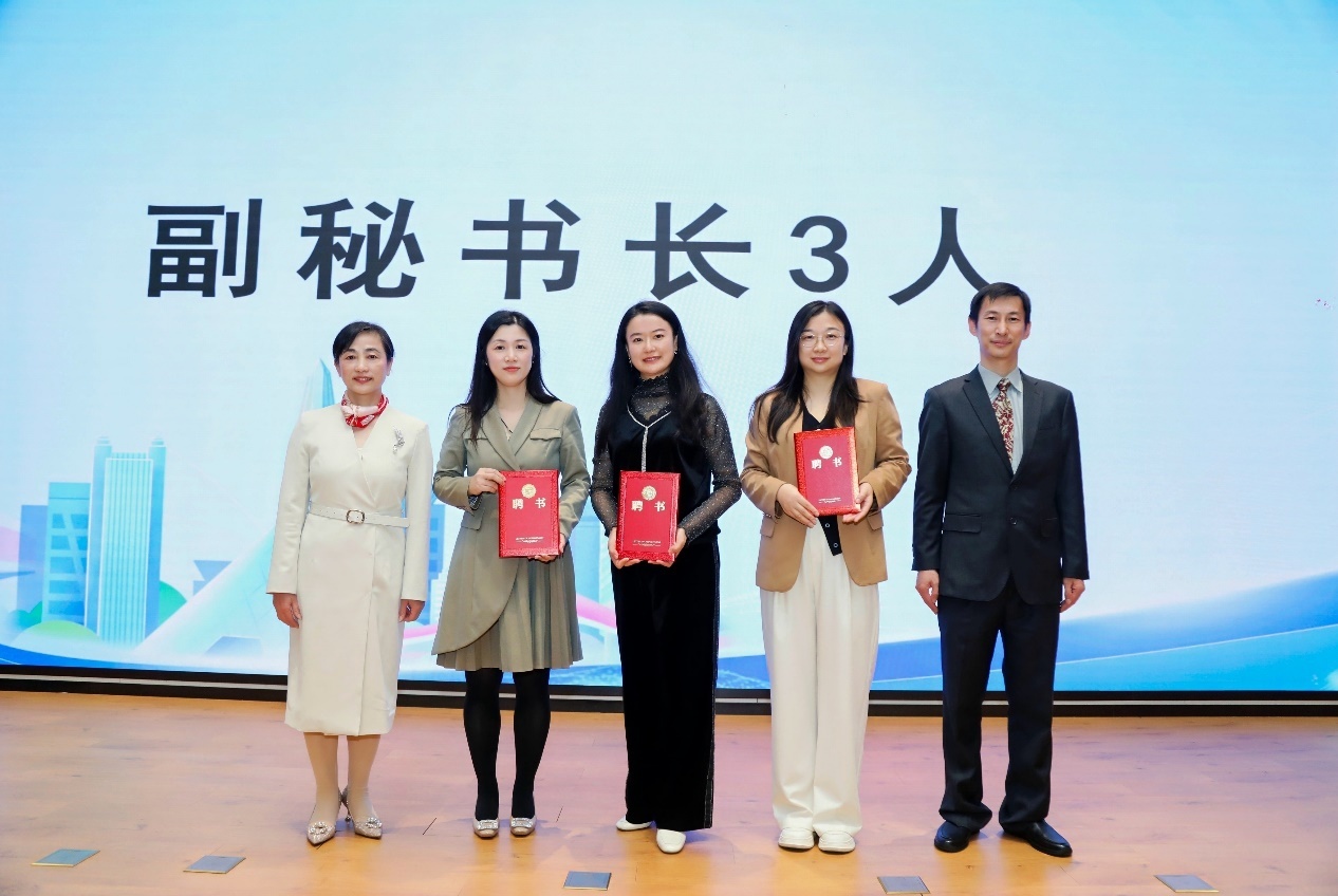 广东省科普作家协会副会长兼秘书长李向阳和专委会主任委员庄润森为秘书长和副秘书长颁发聘书