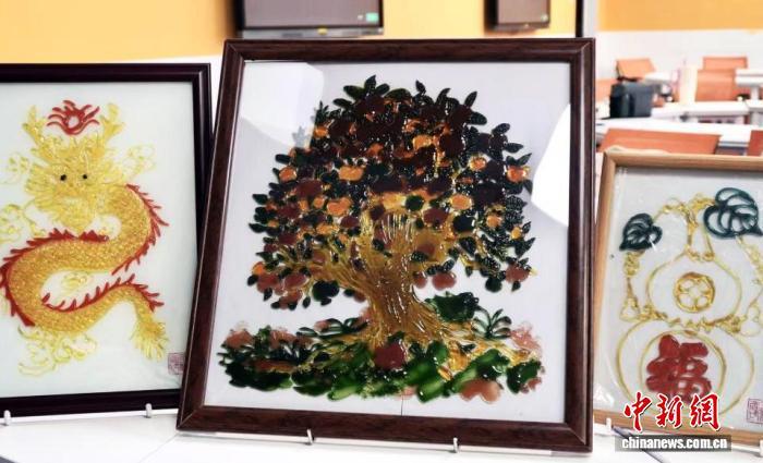 图为王翠香制作的可长久保存的糖画作品。陈宇婷 摄