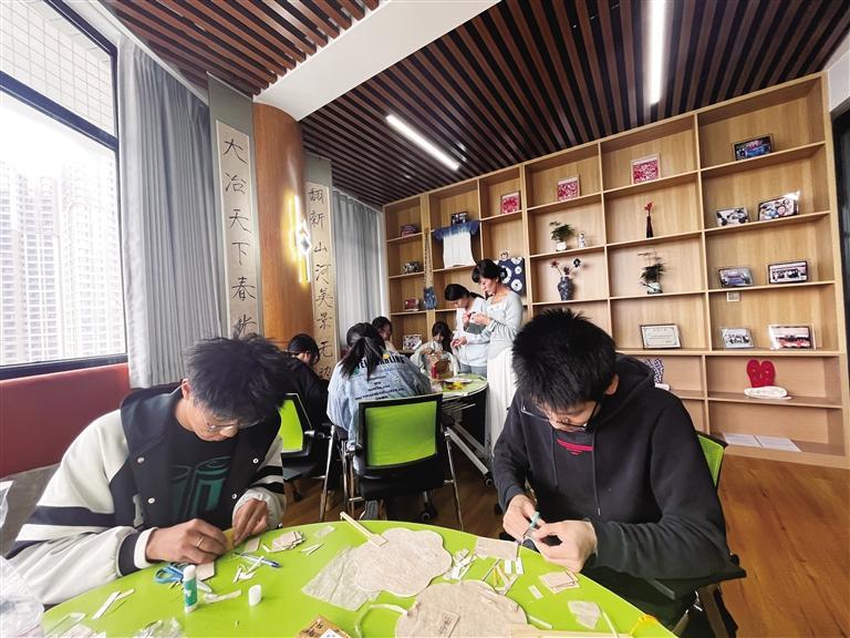 兰州城市学院汉晨曦工作室全神贯注地开展创作