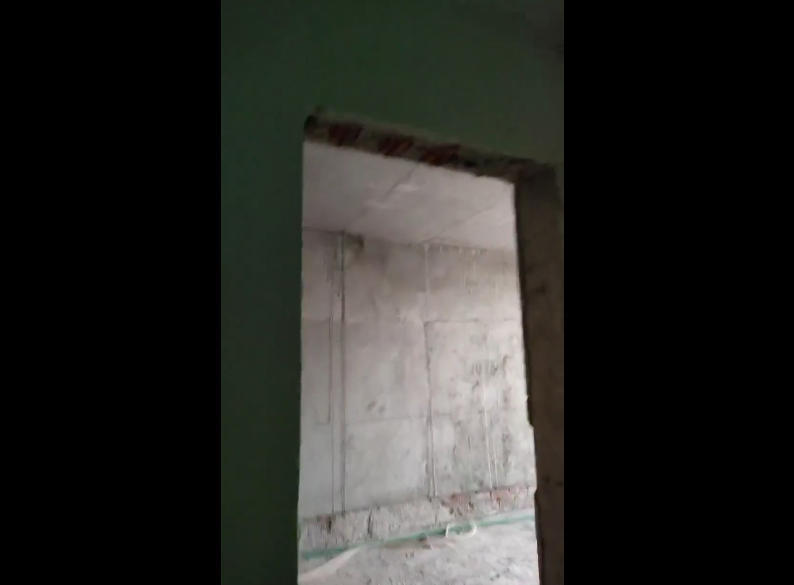 石城县农博城有商铺老板私砸楼道墙造门 侵占公共资源