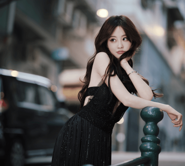 祝绪丹抬臂舒展的姿态衬出慵懒明艳的氛围感。