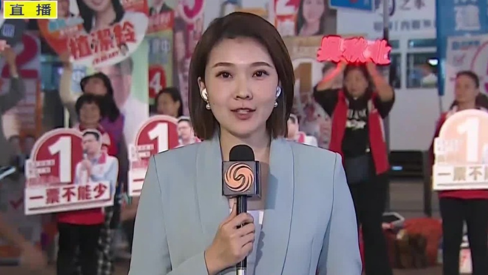 各投票站夜晚人流不断，投票有序进行