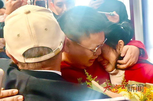 夏平和父母团圆。