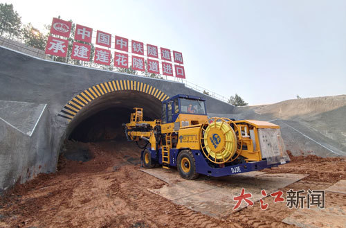 12月8日，长赣高铁江西段首座开工的莲花隧道。