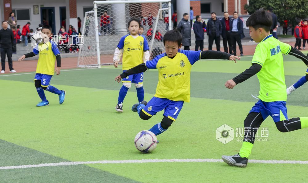 2025年12月5日,江西省瑞昌市第六小学第六届校园足球班级联赛开赛,学生们在绿茵场上展开对抗比赛。