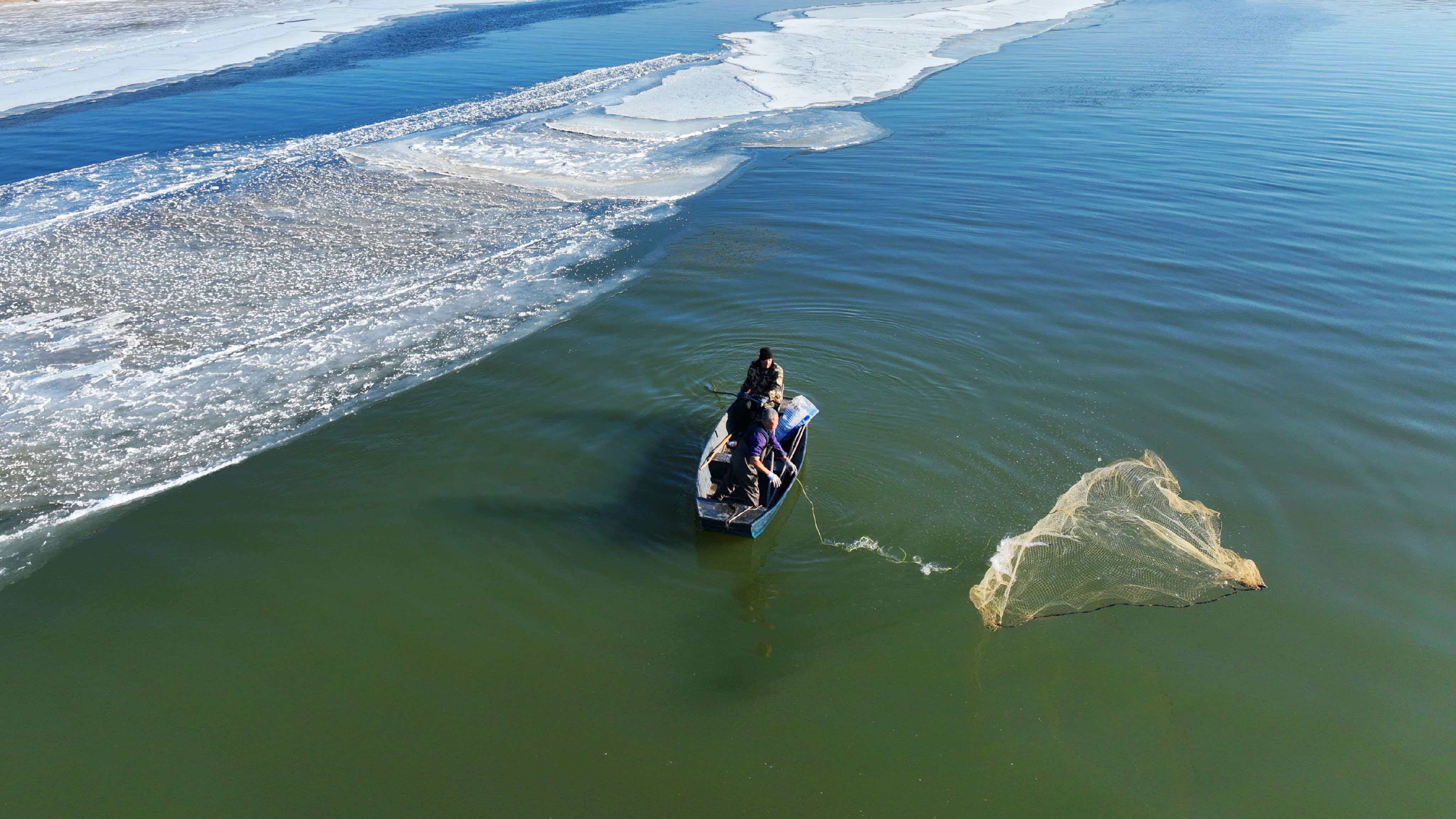 寒冬里的灵动景致！兰西南山景区呼兰河段现“活水瀑布”