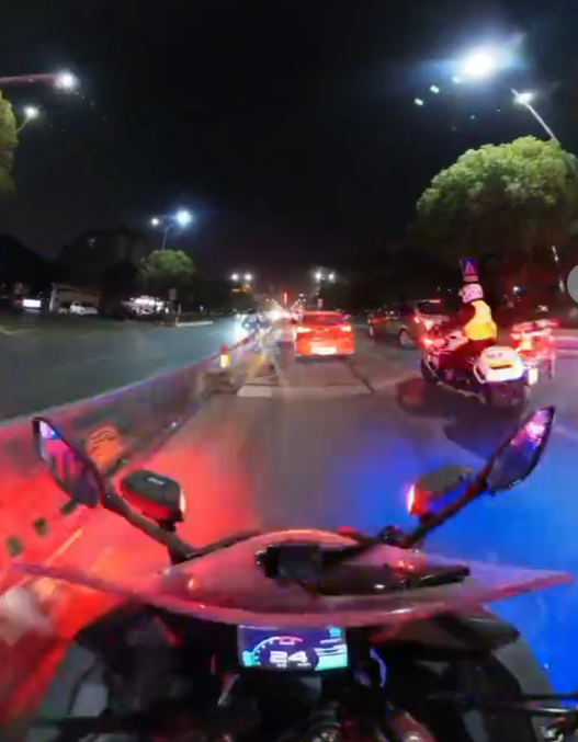 南昌一女童高烧惊厥!铁骑晚高峰“滚筒式”护送 7分钟跑完6公里