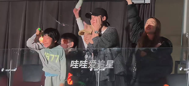 搜狐娱乐讯 近日,陈妍希一家与谢楠一家一起看陆虎演唱会,关系亲密。