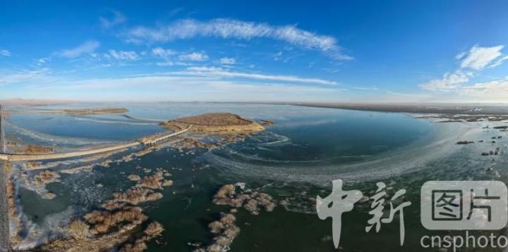 冰雪覆面的甘肃省武威市民勤县红崖山水库　(无人机拍摄)中新社发　姜爱平　摄