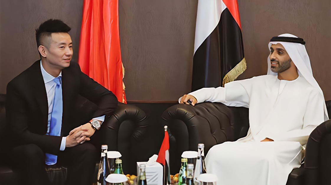 阿治曼酋长国最高执行委员会成员谢赫·艾哈迈德·本·胡迈德·努艾米殿下(右)会见博 深集团董事长彭铁缆(左)。