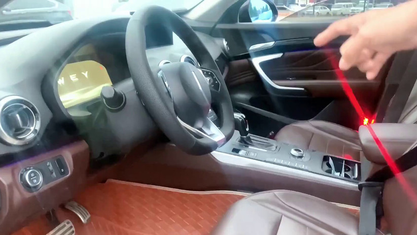 魏牌蓝山车主集中反馈仪表台开裂问题，新车与展车均受影响