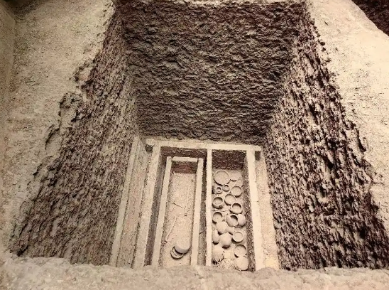 1号墓棺椁及陪葬品放置情况