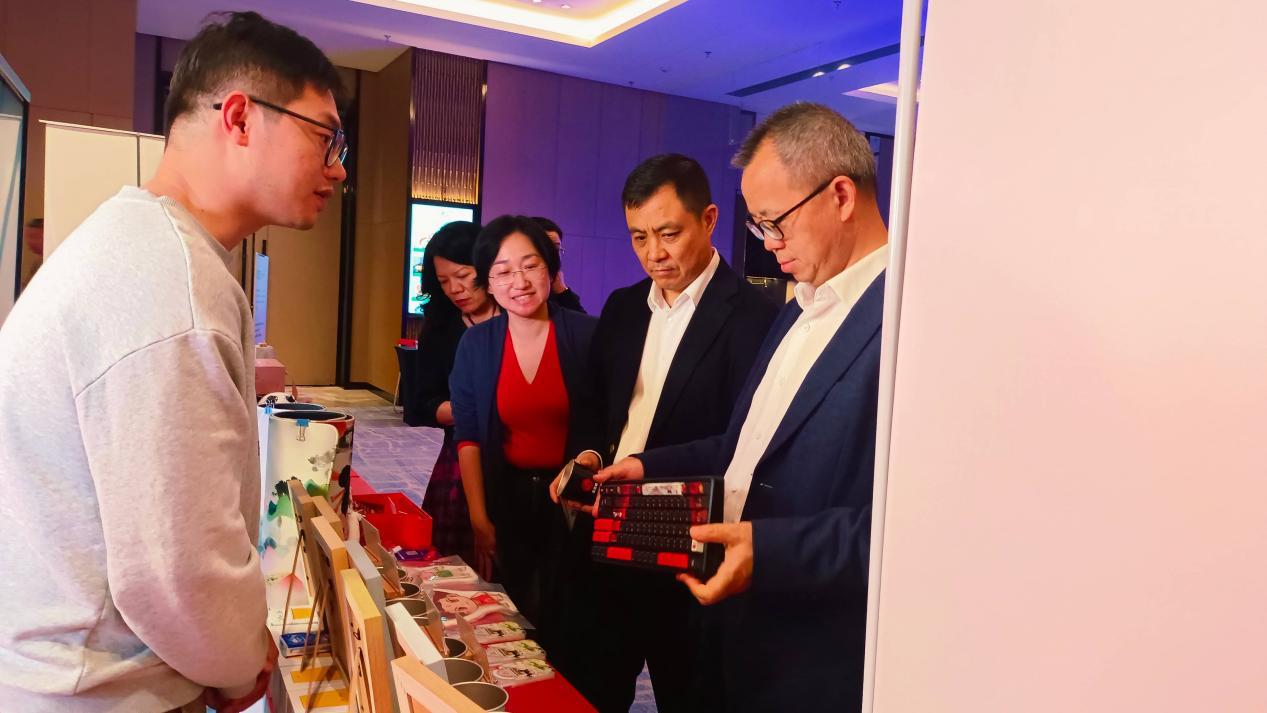 熊志园向南海区部门领导介绍哪吒文创产品