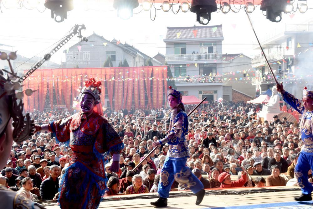 2025年11月27日，在江西景德镇市乐平市众埠镇楼前村临时搭建的舞台上，赣剧演职人员正为四面八方赶来的村民群众表演精彩的赣剧。