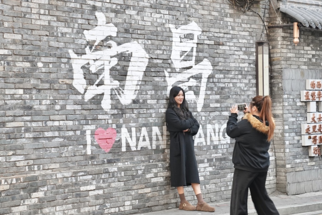 12月11日，游客在南昌大士院街打卡。 澎湃新闻记者 王洛伊 图