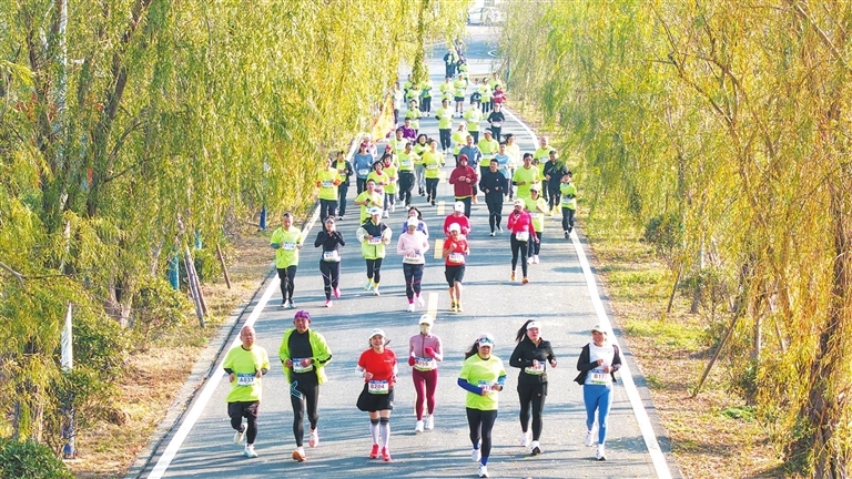 庐山市：“候鸟家园” 欢乐村跑（图）