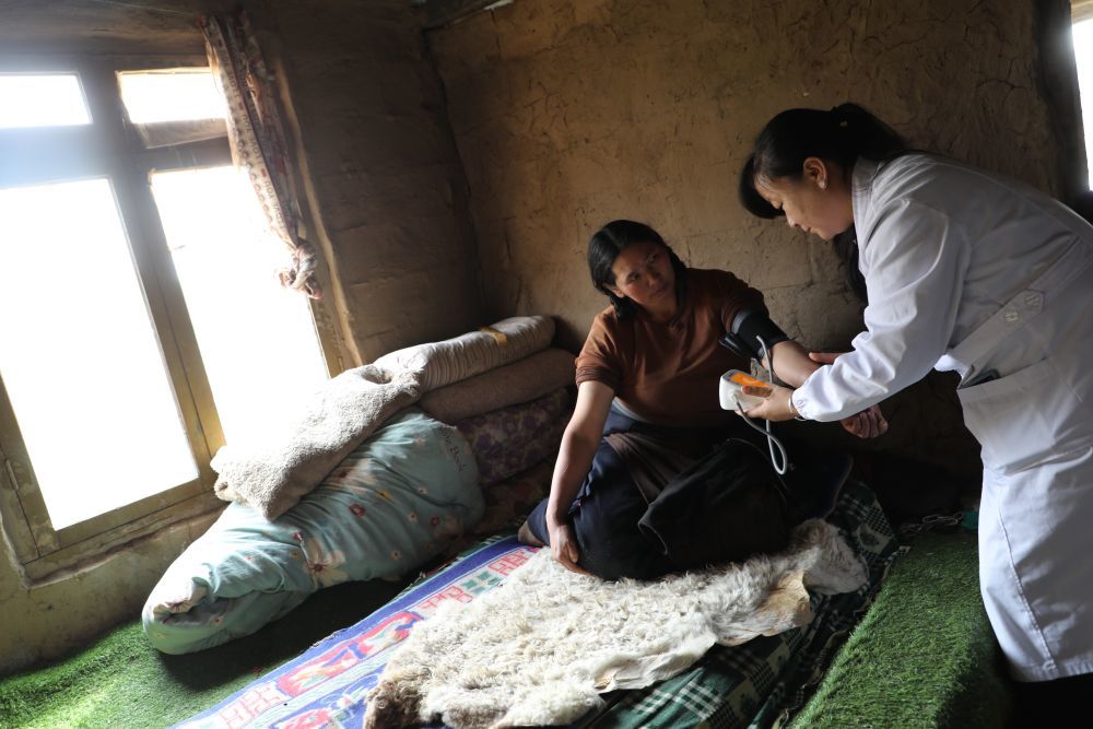 王蒋艳为牧民索南草测量血压　新华社记者　梁军　摄