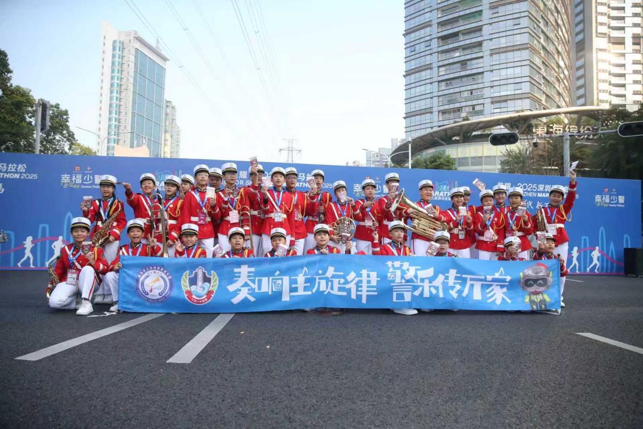 交警少警乐团合影留念