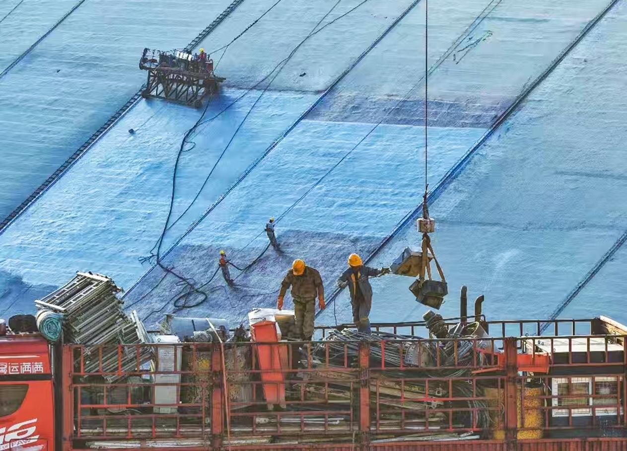 鲁山豫能抽水蓄能电站是河南省“十四五”能源重点工程、省“双百工程”，更是鲁山县有史以来最大的单体投资项目。电站于2022年1月正式开工，目前上水库大坝主体施工基本完成，摄影：韩自豪.