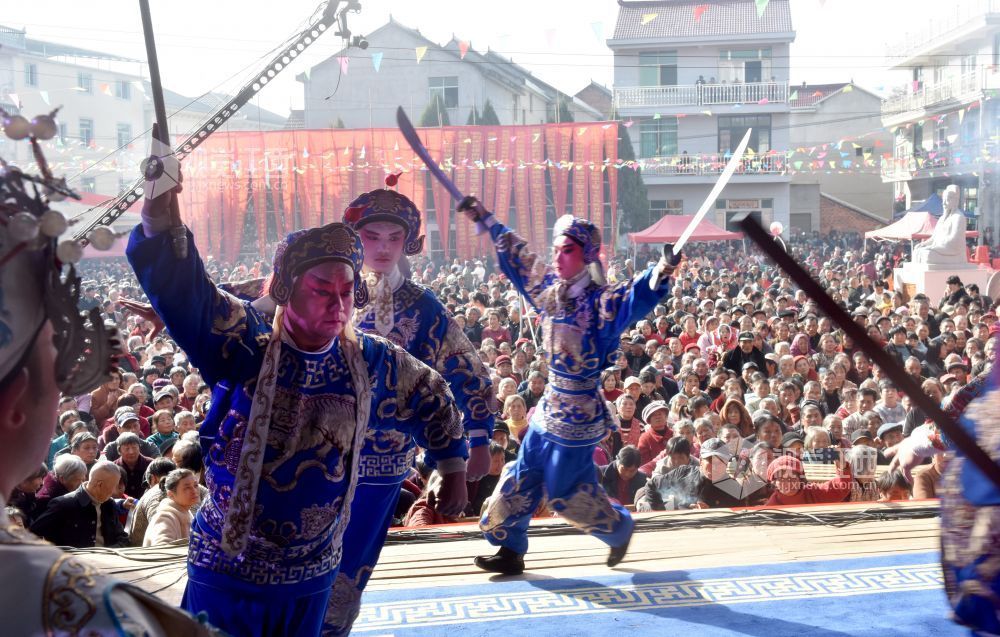 2025年11月27日，在江西景德镇市乐平市众埠镇楼前村临时搭建的舞台上，赣剧演职人员正为四面八方赶来的村民群众表演精彩的赣剧。