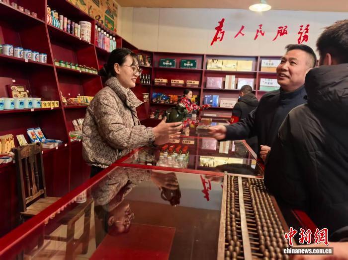 12月12日，“京津冀北极村雪乡——林场时光1962”供销社内，游客在选购商品。　张桂芹 摄