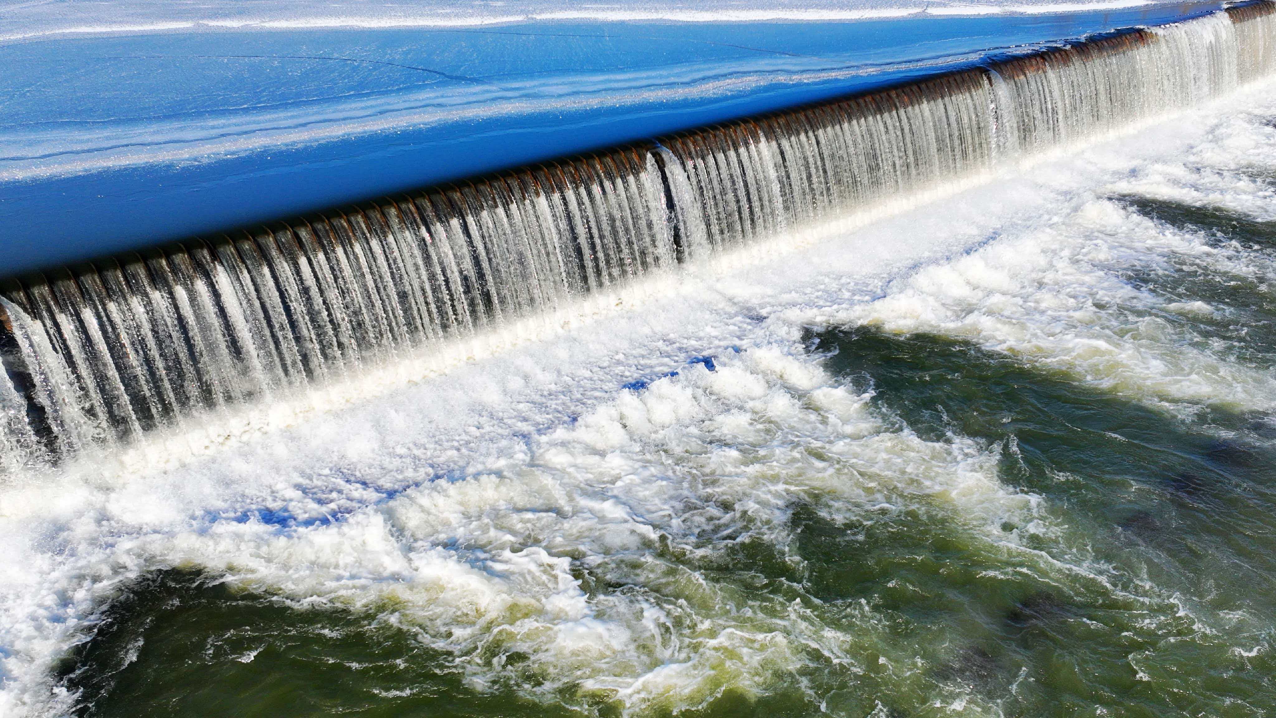 寒冬里的灵动景致！兰西南山景区呼兰河段现“活水瀑布”