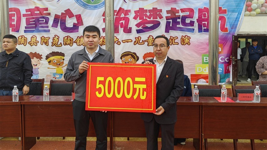 图为陈昱在2025年“六一”儿童节慰问阿克陶镇学校学生的场景