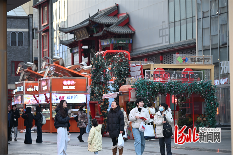 12月8日，游客在石家庄湾里庙步行街消费休闲。这条街区是在传统批发市场的基础上提升改造而成的。