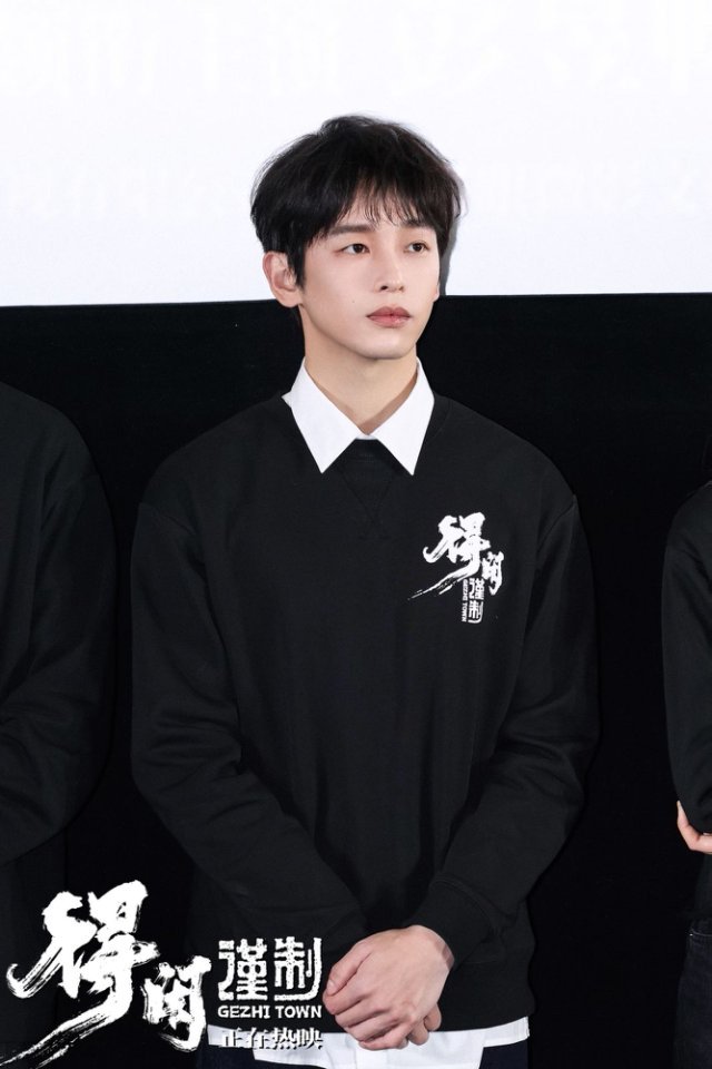 电影《得闲谨制》首映好评如潮 肖战献唱同名主题曲唱出中华儿女民族气节