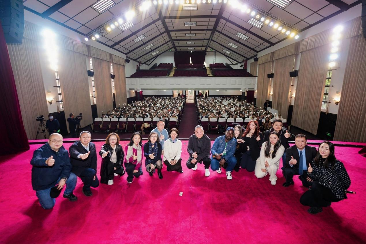 主创团队与观众合影