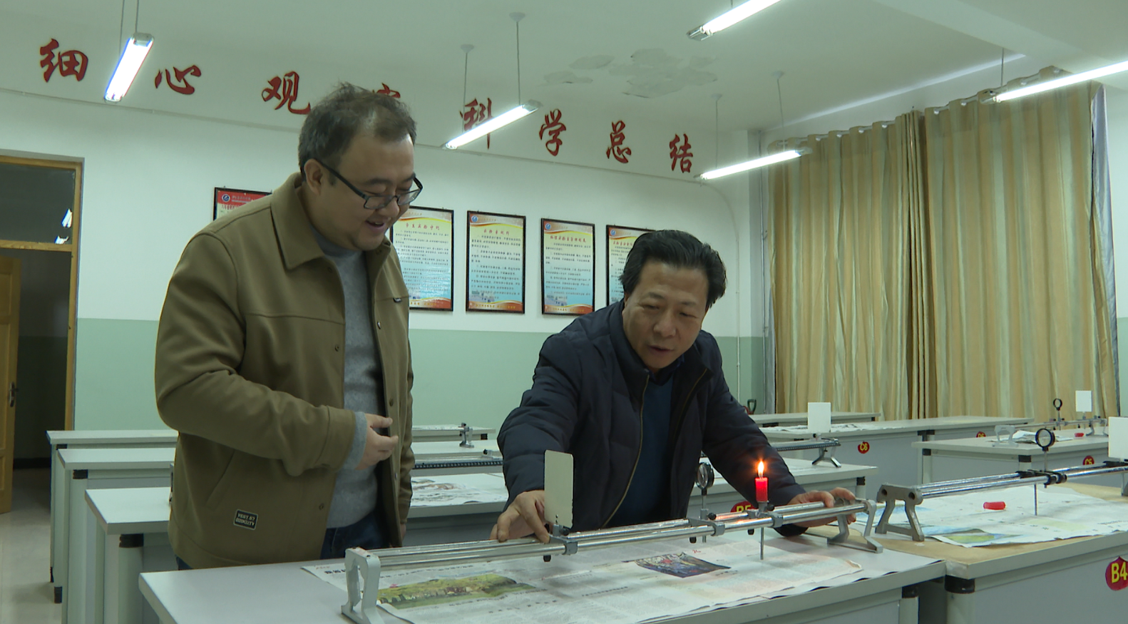 △许多青正在向记者演示教学教具