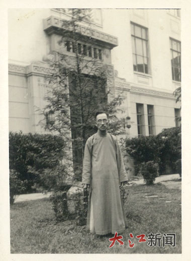 胡先骕在上海明复图书馆水杉树前(1954年4月)。据上海明复图书馆