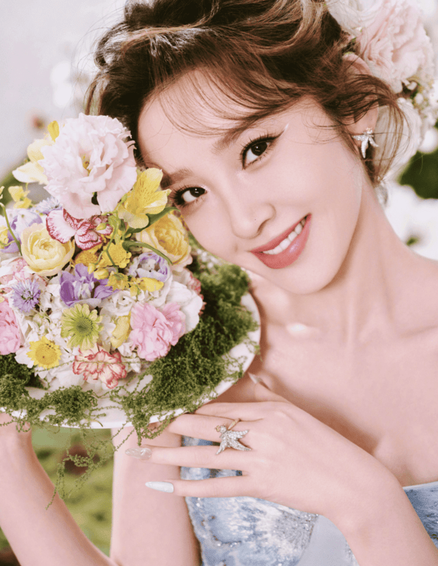 唐艺昕与花朵合照特写,五官明媚动人。