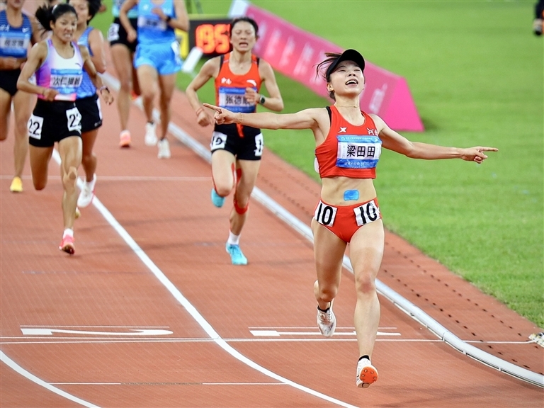 梁田田在全运会10000米比赛中冲刺。