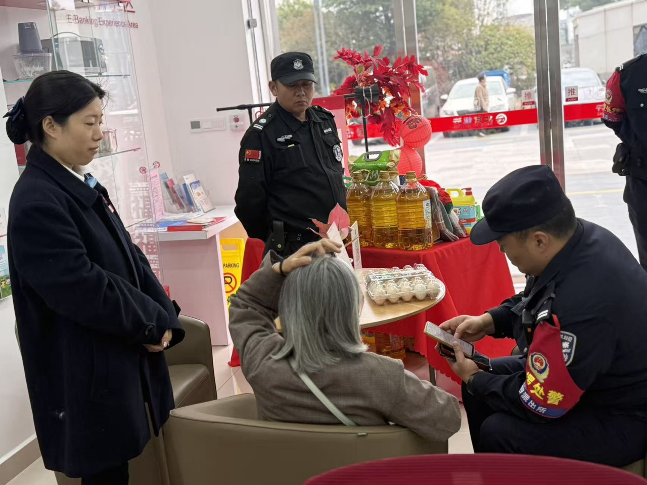 七旬老人陷“网课”骗局 警银联动上演反诈拦截