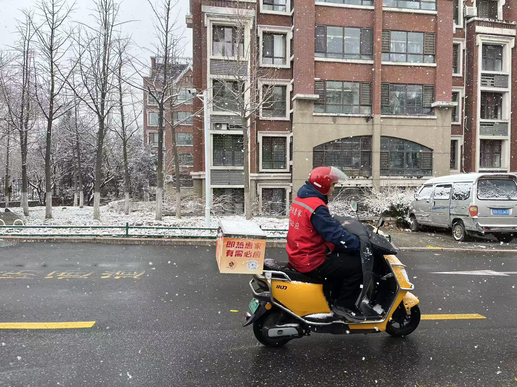 风雪中的“即热人”:守护墨城温暖的第一道防线