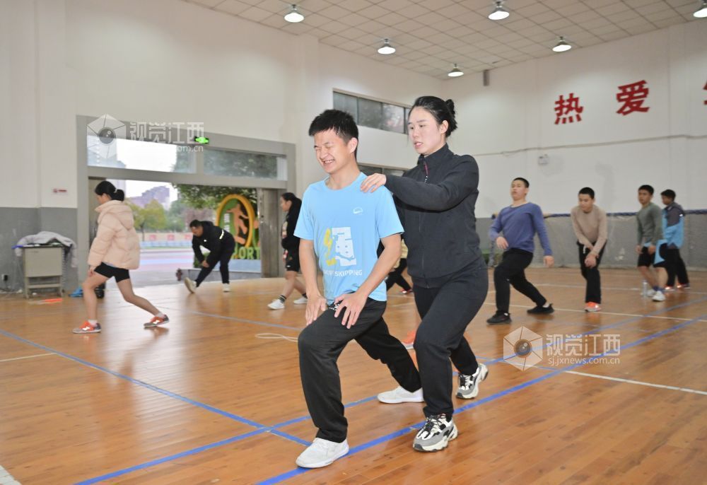 徐丽教练为队员进行拉伸放松。