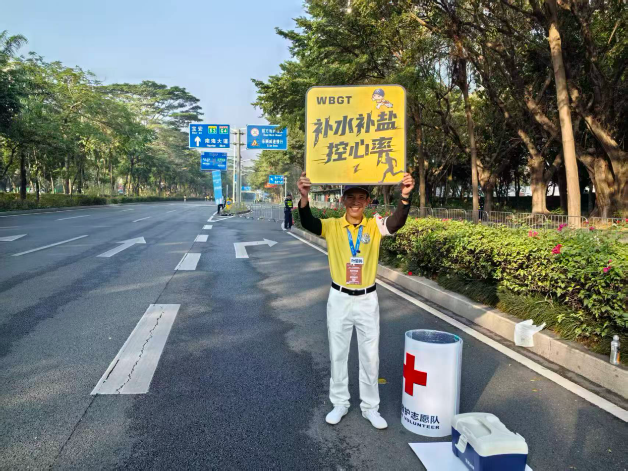 现场志愿者依据WBGT实时数据提醒运动员及时补水补盐。