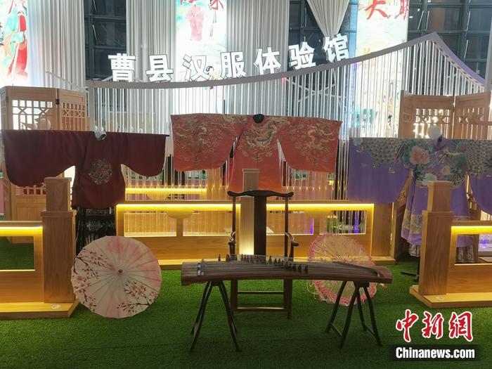 现场展示的一些服饰。中新网记者 上官云 摄
