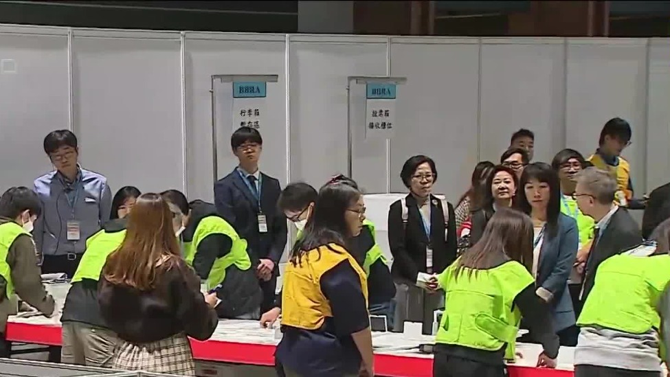 香港立法会选举点票工作开始，直击中央点票站现场