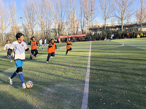 (图为南戴河小学4号队员组织进攻 北戴河新区教育局供图)