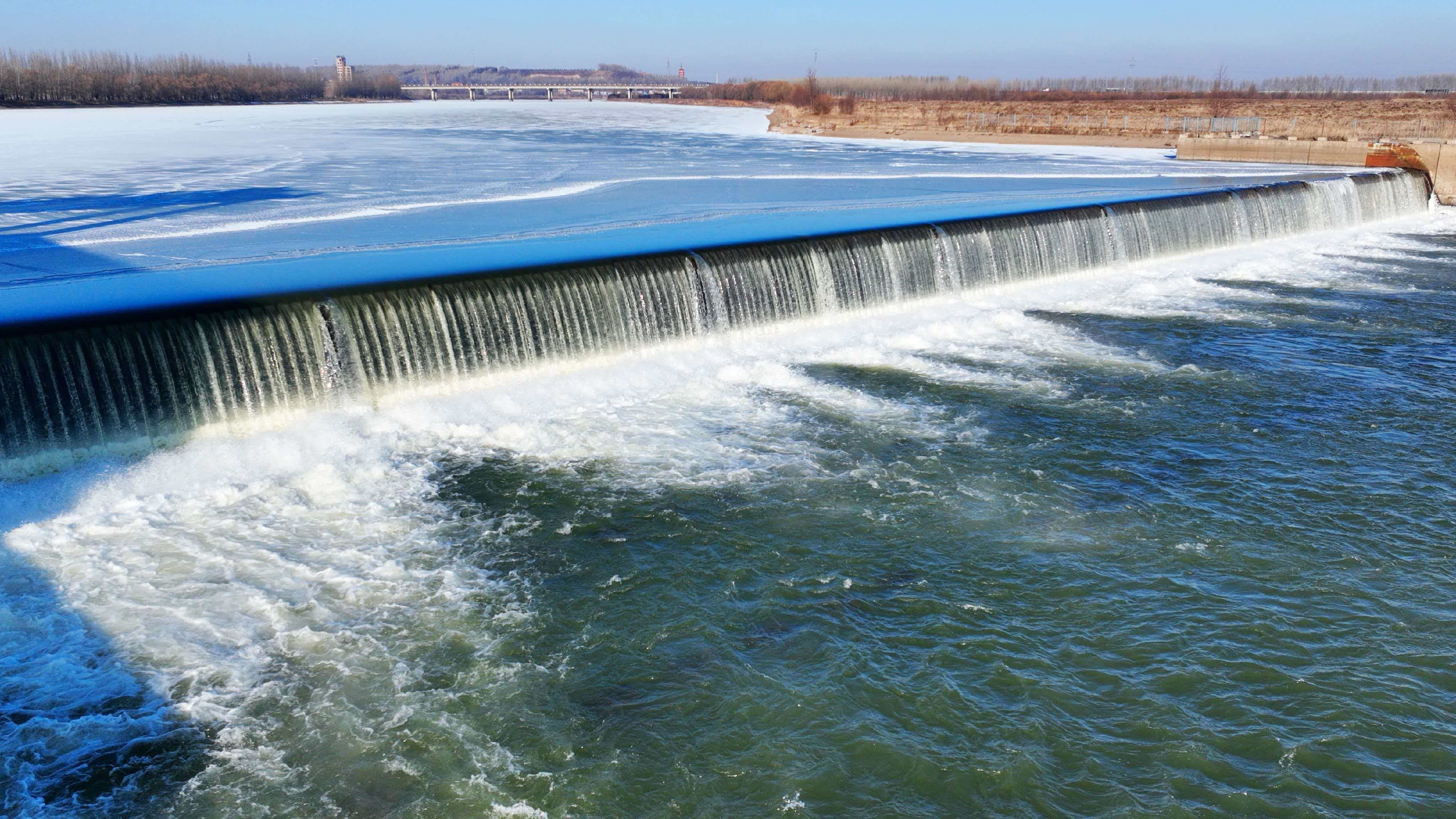 寒冬里的灵动景致！兰西南山景区呼兰河段现“活水瀑布”