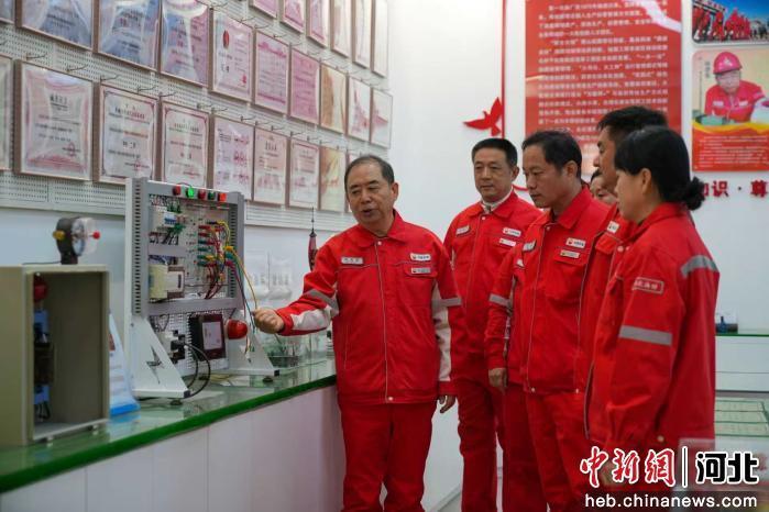 图为任丘市一技能大师工作室,技师陈彦军正在介绍产品使用方法。 刘冲 摄