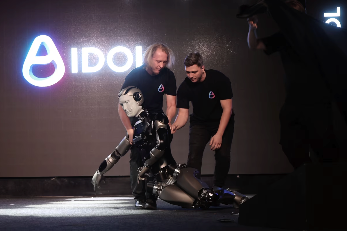 俄罗斯人形机器人摔倒