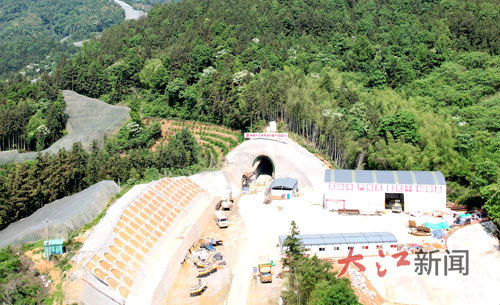 华星村隧道出口全景 张彩霞 摄