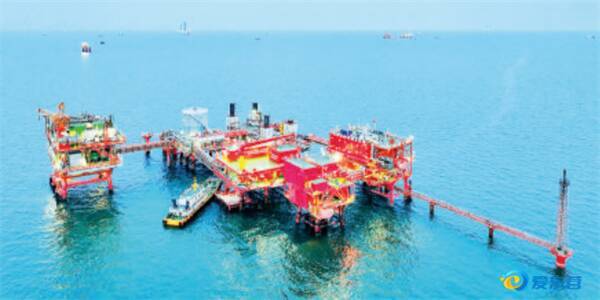 渤海湾畔胜利油田海上油区生产一派繁忙。（资料图） 记者 周广学 报道