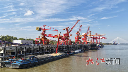 11月18日,上港集团九江港城西港区二期码头正式开港。 大江网视觉江西 魏东升 摄