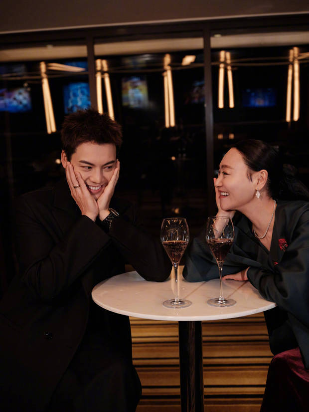 搜狐娱乐讯 10日，陈伟霆在社交平台上晒出与惠英红的同框合照，他双手捧脸，面露笑容，秒变害羞大男孩。